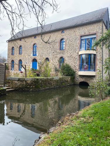 Montsurs House | LE MOULIN DE MERAL