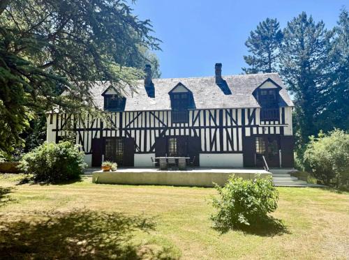 Aubry-le-Panthou Villa | Le Moulin Foulon - Rivière - 1 ha privé - Cheminée