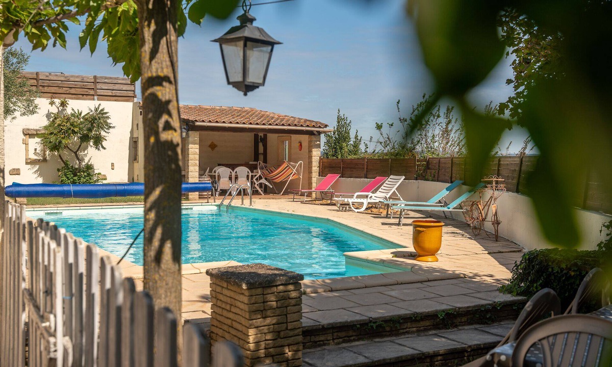 Meynes Villa | LE MOULIN Private villa with breathtaking views. Pets welcome.