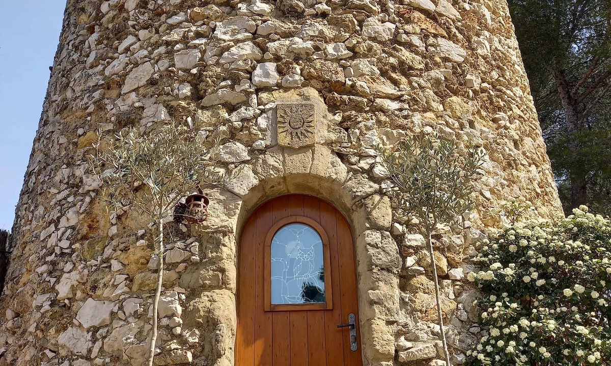 Bouc-Bel-Air Apartment | Le Moulin Rouge Provençal : charming old windmill with hot tub close to Aix