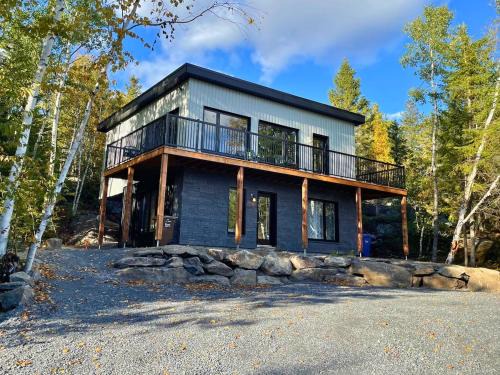 Saint-Henri-de-Taillon House | Le Nid - À travers les arbres