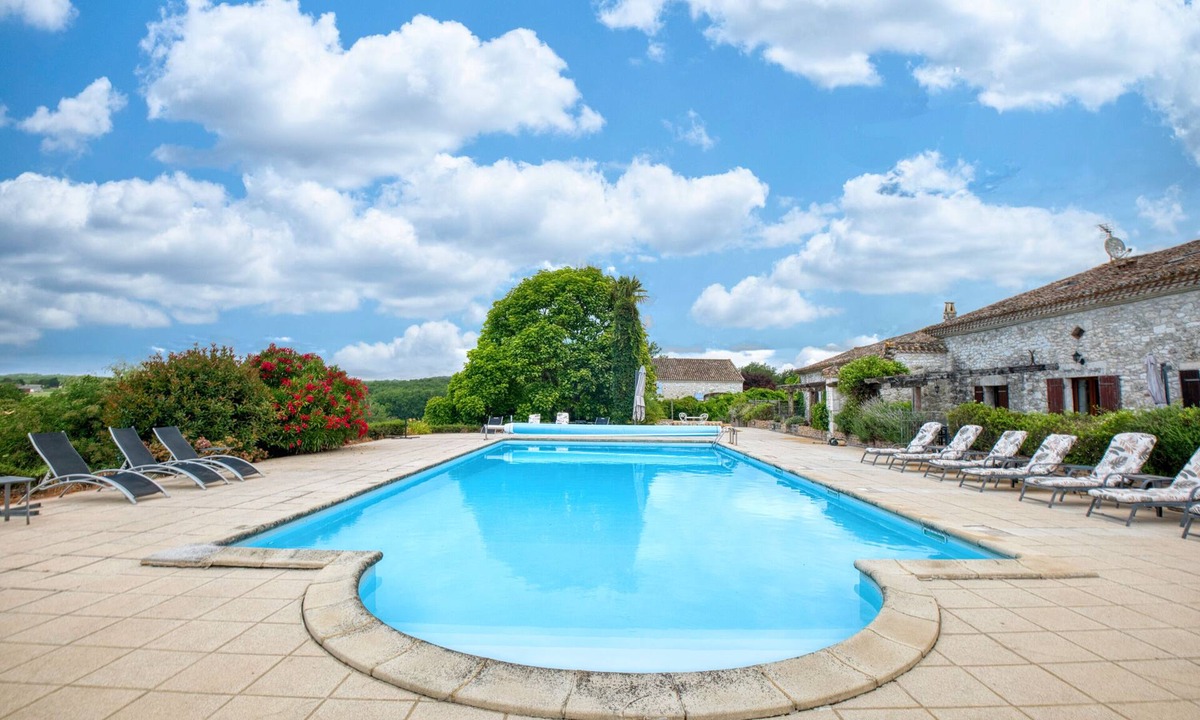 Razac-d'Eymet Apartment | Le Nid – Charming Studio with Shared Pool and Panoramic View of the Dordogne