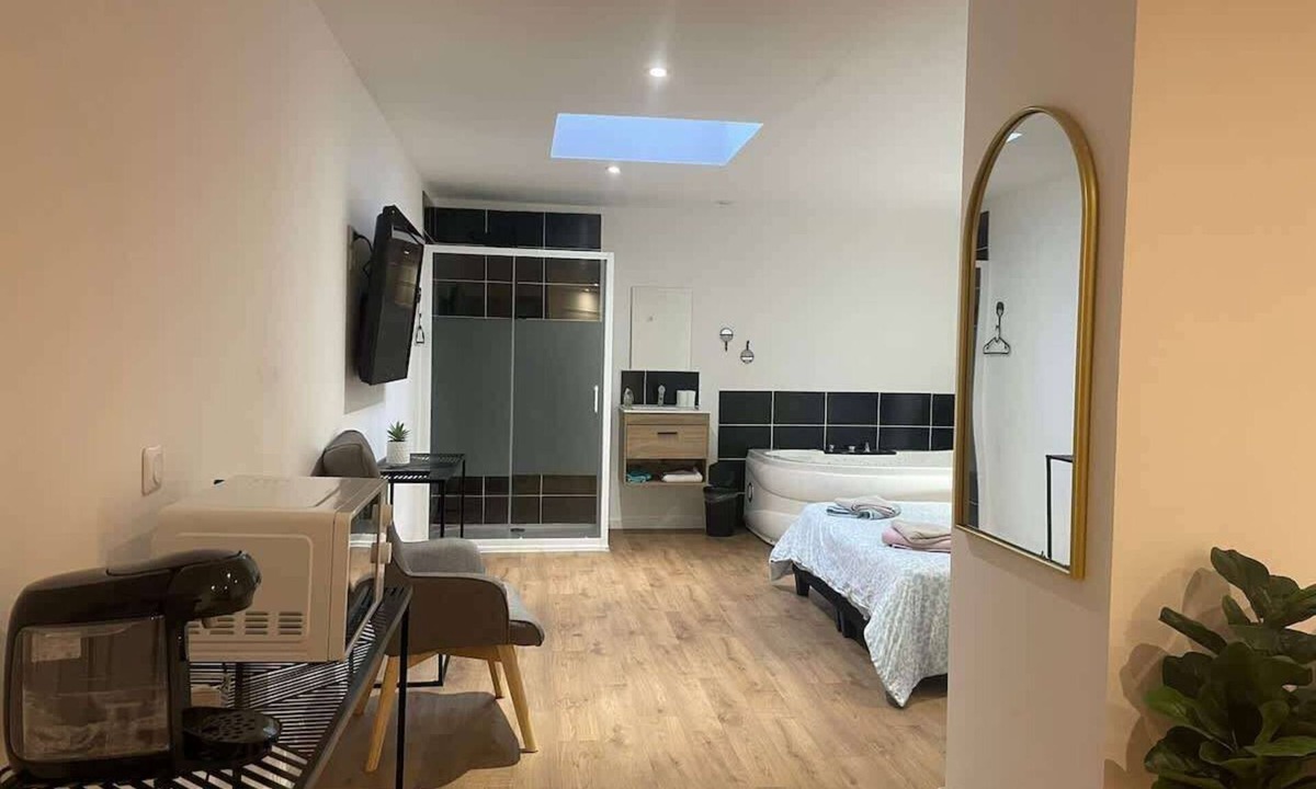 Tourcoing Apartment | Le Nid Cosy avec Balnéo