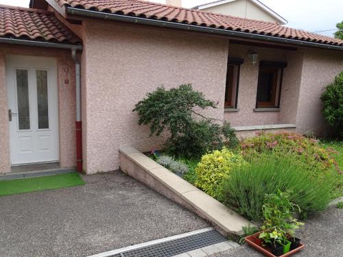 Grezieu-la-Varenne Apartment | Le Nid Douillet des prés