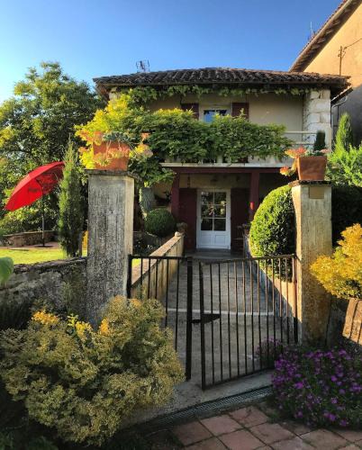 Saint-Sylvestre-sur-Lot House | Le Parasol Rouge