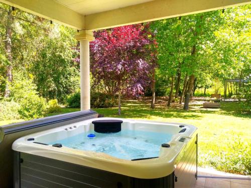 Montech House | Le Parc Jean Édouard - Spa avec jacuzzi privé - Superbe villa 4 chambres - 9 couchages - 6 lits - Cheminée électrique - Parking - Climatisation réversible- Terrasse ombragée et grand jardin