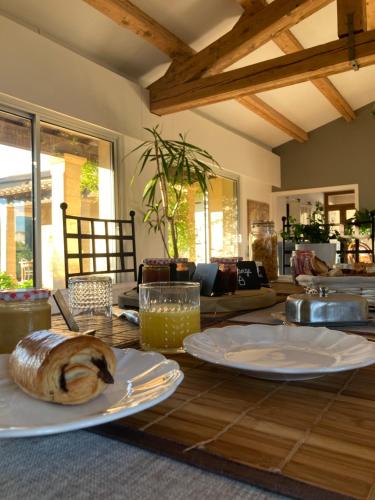 Aimargues Bed & Breakfast | Le Patio, chambres d hôtes pour adultes en Camargue, possibilité de naturisme à la piscine,