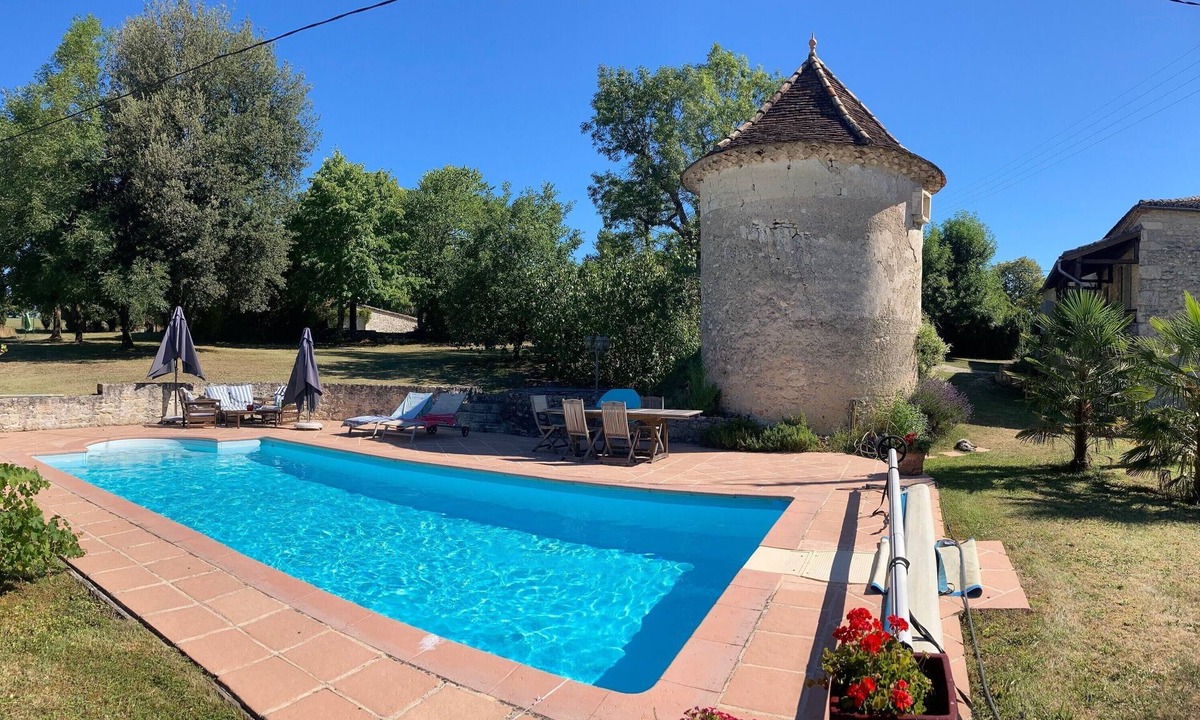 Montcuq Apartment | Le Petit Bousquet, studio in beautiful house with pool, sleeps 3