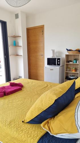 Saint-Paul-Trois-Chateaux House | le petit versaille