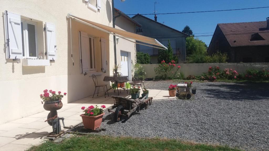 Dompierre-les-Eglises Apartment | Le petit champagnat