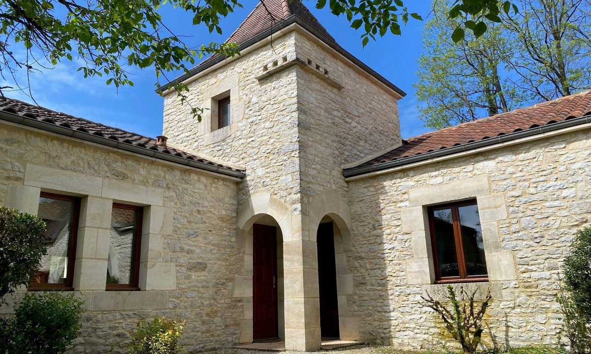 Degagnac House | LE Petit DUC Half Vrijstaande Ruime Bungalow met Privé Terras en Zwembad