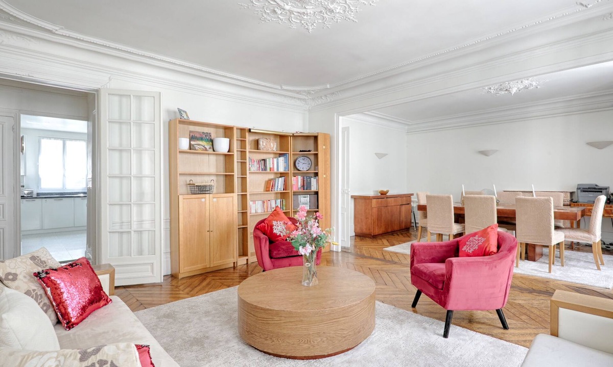Saint-Vincent-de-Paul Apartment | Le Petit Hôtel - Appt 6p 127 m² à Paris