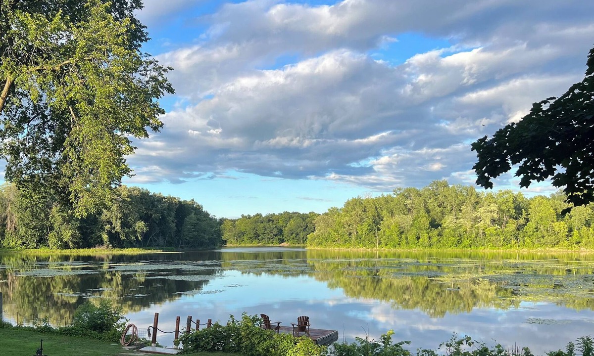Fabreville Ski Chalet | Le Petit Manitou | Waterfront Chalet 20 min from Montréal in Laval