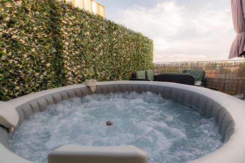 Saint-Denis Apartment | LE PETIT SÉSAME appartement 70m2 avec terrasse et jacuzzi cosy idéal groupe, capacité 6 personnes , 2 chambres,canapé lit, proche Stade De France, Wifi Parking privé très bon rapport qualité prix