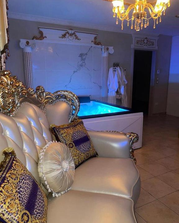 Vernon Apartment | Le Petit Versailles - Love Room Spa