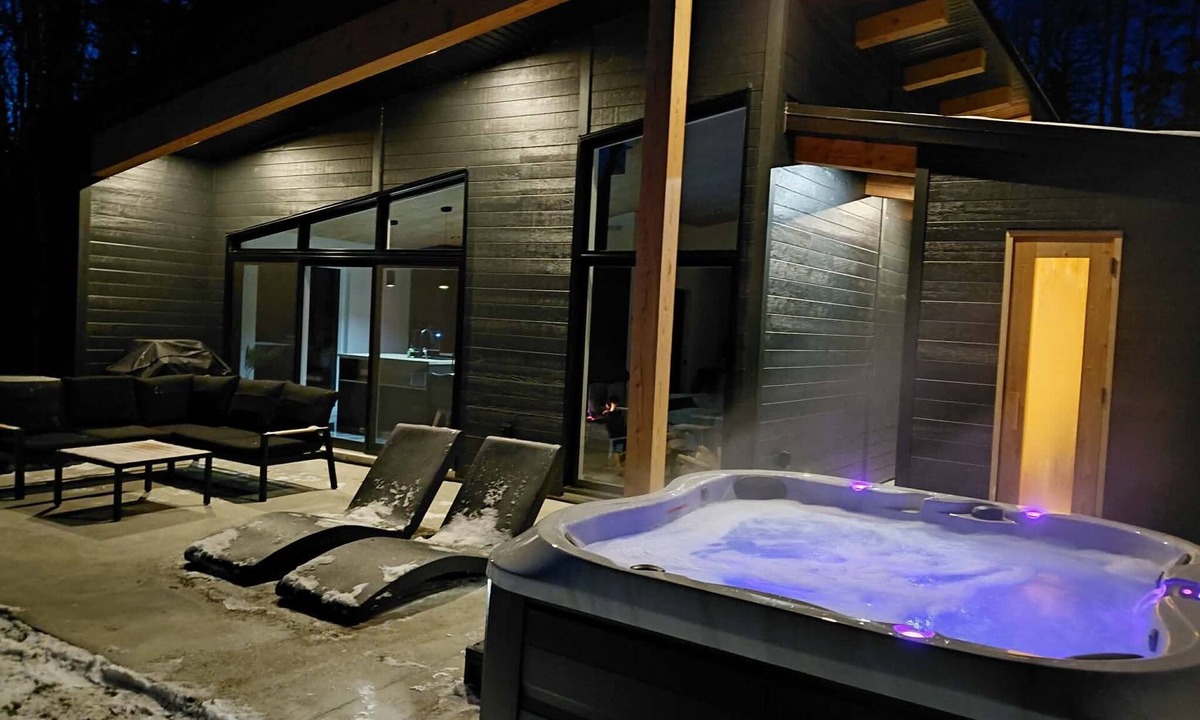 Notre-Dame-Des-Bois Ski Chalet | Le Pic Étoilé: Spa/Sauna/Cold bath in the woods - relaxation under the stars