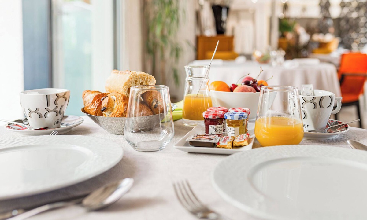 Brullioles Hotel | Le Place Neuve