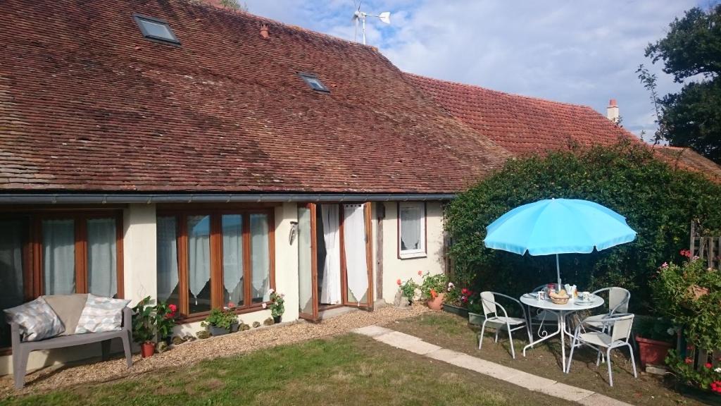 Noyant-Villages House | Le Poirier Perfect for 2 adults and 2 children Heated Pool and Games Room