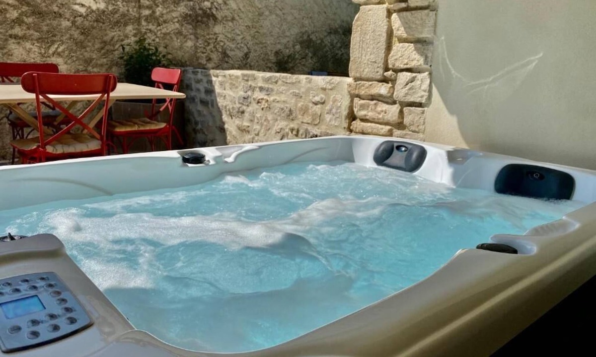 Martignargues House | LE PONT Junior Luxury Suite with private Jacuzzi