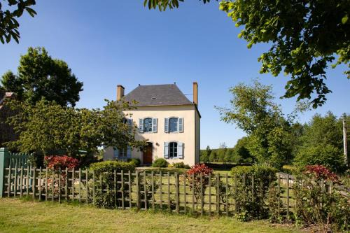 Saint-Pierre-sur-Erve House | Le Presbytère