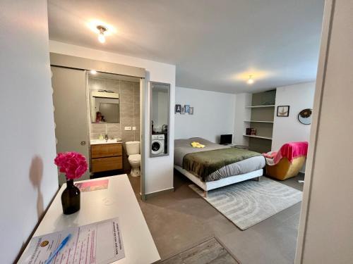 Rives Apartment | Le ptit chez soi by LPNL Studio confort RDC, Lit Queen, Arrivée autonome