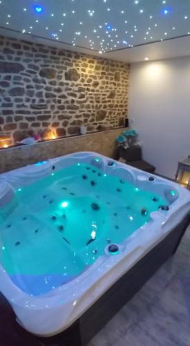 Lonlay-l'Abbaye Hotel | Le Ptit Spa de L'Abbaye Suite love et Spa privé