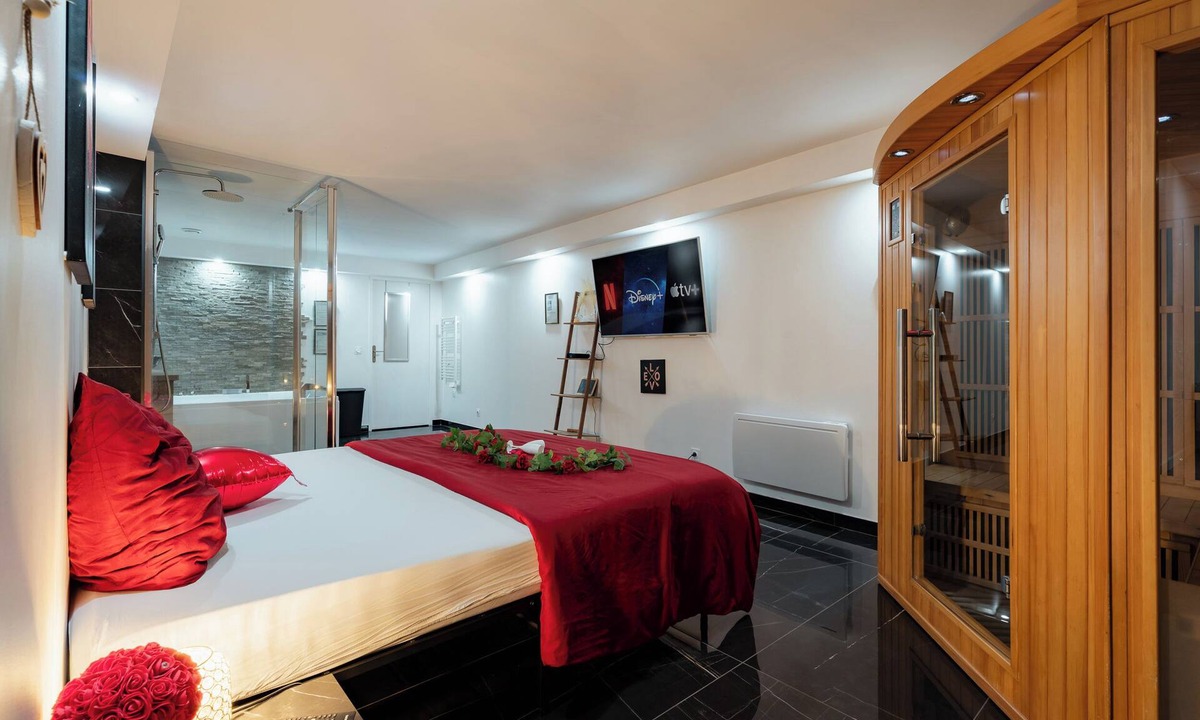 Montdidier Apartment | Le Qube Romantique by Prestige Home Living/sauna & whirlpool 2-seater