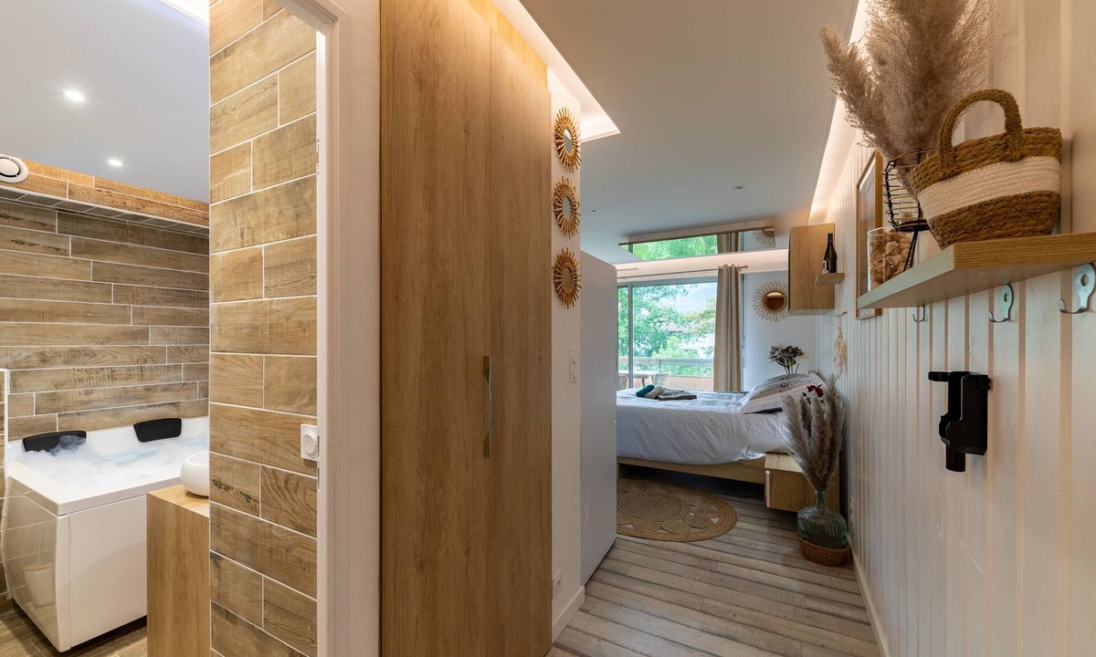 Voiron Apartment | LE Quintessence: Balnéo & Luminothérapie + Parking