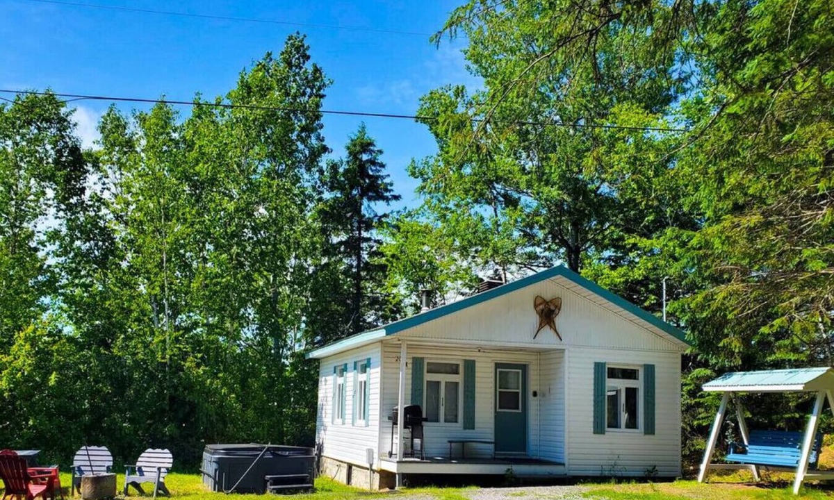 Saint-Tite-des-Caps Ski Chalet | Le refuge entre 2 Monts - spa, bqq & peace!