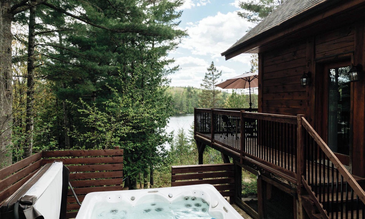 Chertsey Ski Chalet | Le Repôs – Private lake access & cozy vibes