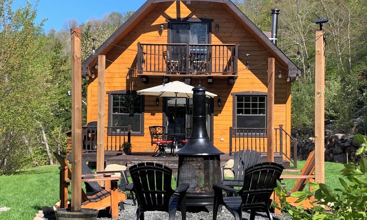 Entrelacs Cabin | Le Repos des Cèdres | Access to lake, fireplace, forest