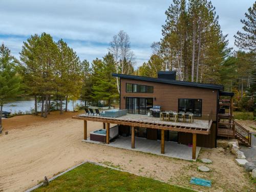 Notre-Dame-de-la-Merci Ski Chalet | Le Roselin On Lake Ouareau Hot tub & Pool Table