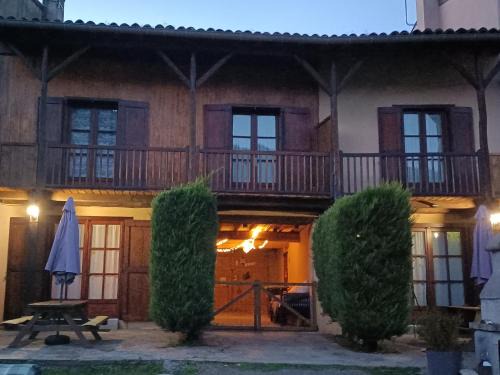 Fougax-et-Barrineuf House | Le rouge Robin