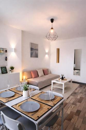 Old Town Apartment | Le Royal Colbert - Hyper Centre - Cozy & Elegant