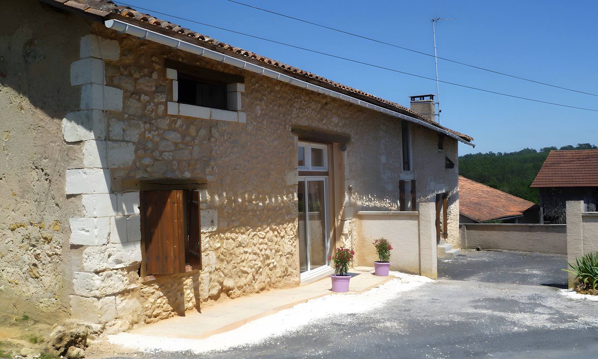 Saint-Germain-du-Salembre House | Le Séchoir d'Alice: Holiday Home with Private Terrace, Garden & Wi-Fi