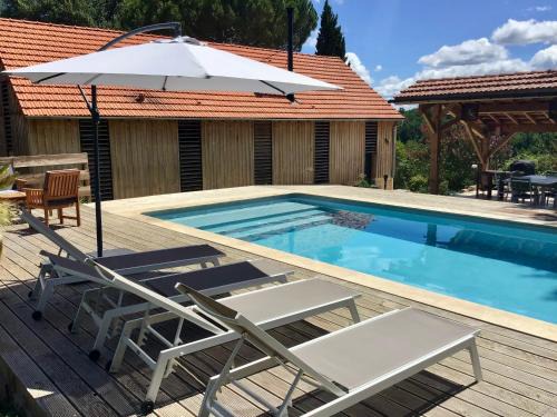 Veyrines-de-Domme Villa | Le séchoir à tabac et sa piscine Les temps des sources