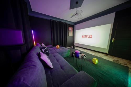 Belley Apartment | Le Salon Privé Cinéma, Billard & Jardin