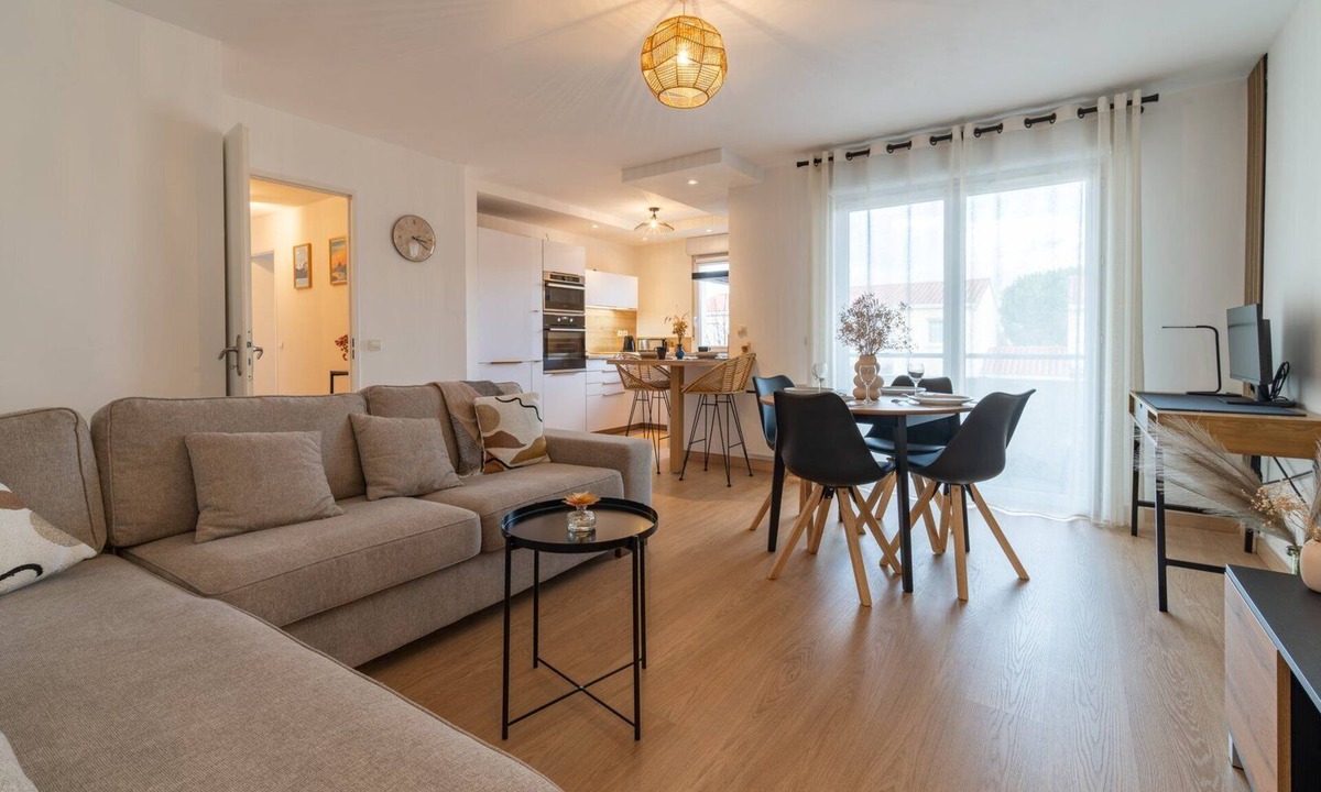 Tarbes Apartment | Le Scandinave ~ Balcony ~ Digital Nomads