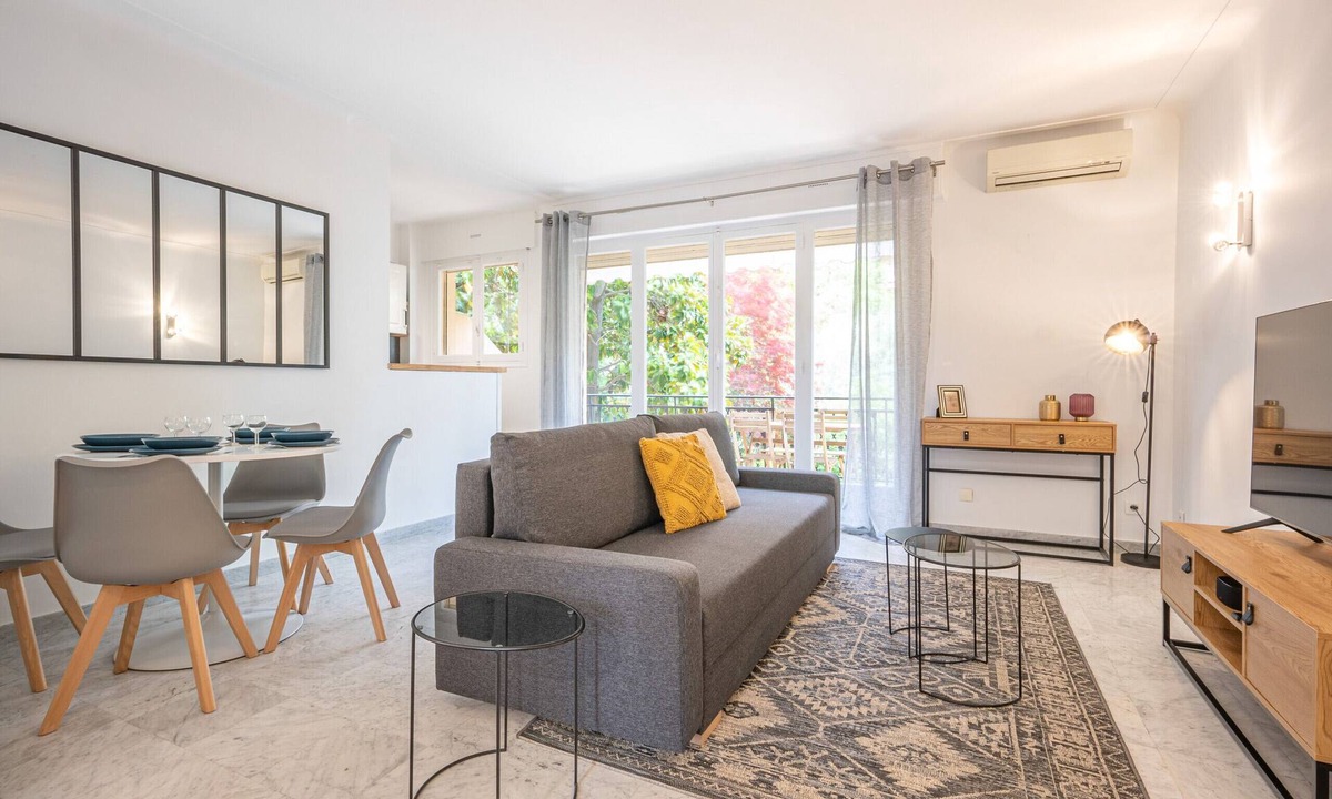 Cannes Apartment | Le Smile