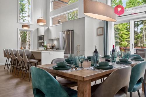 Shannon House | Le Sofia - Spa privé, Billard Mezzanine, Piscine, Luxe 12 pers, - Resort près de Québec