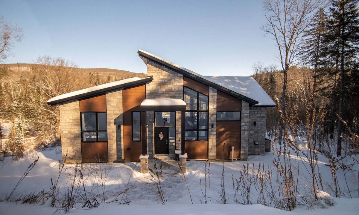 Sainte-Beatrix Ski Chalet | Le Somptueux : Luxurious Waterfront & Mountains