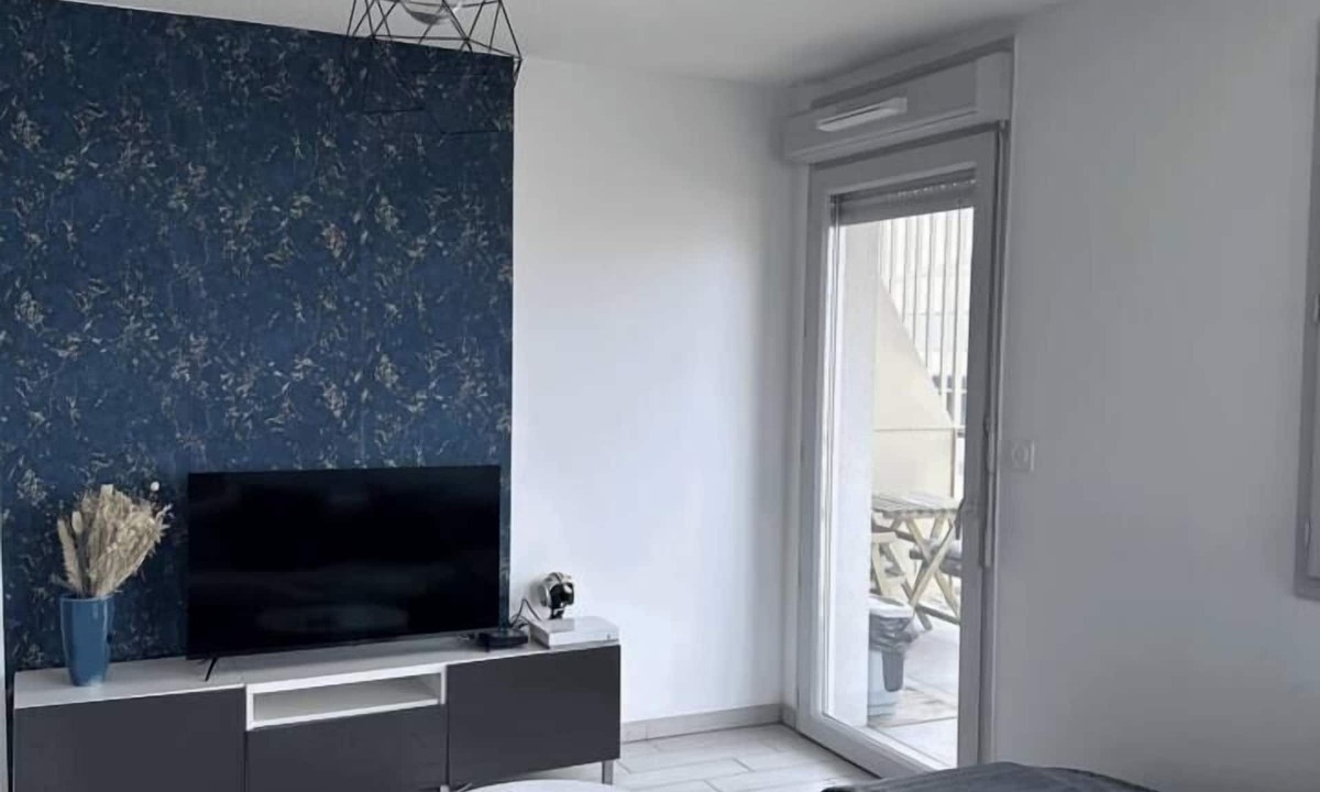 Vaulx-en-Velin Apartment | Le Soyeux : Bright apartment + Terrace, Carré de soie