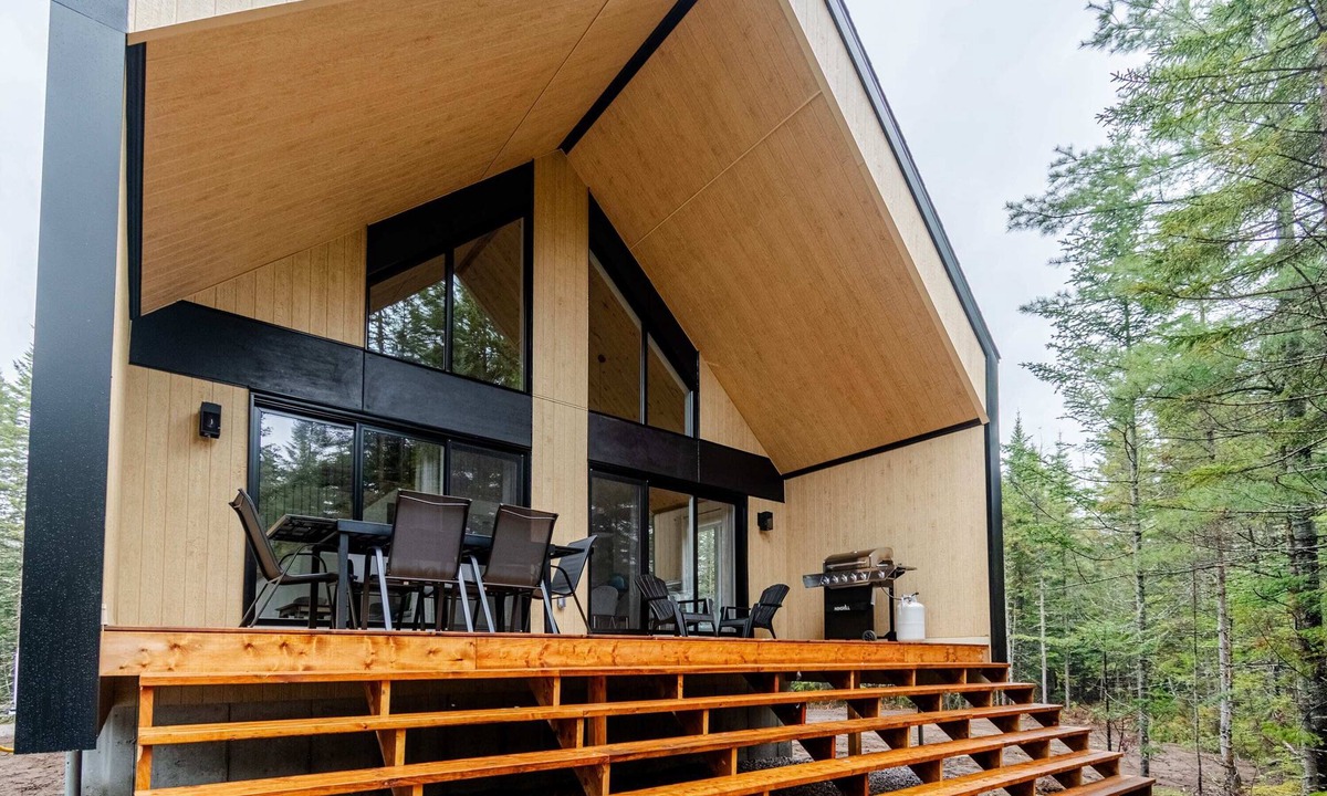 Shannon Ski Chalet | Le Stockholm Private Spa Pool Table 12p