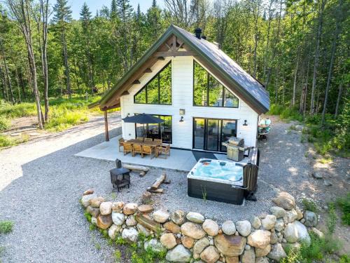 Lac-aux-Sables Ski Chalet | Le Stuga - Spa Steam room and Lake