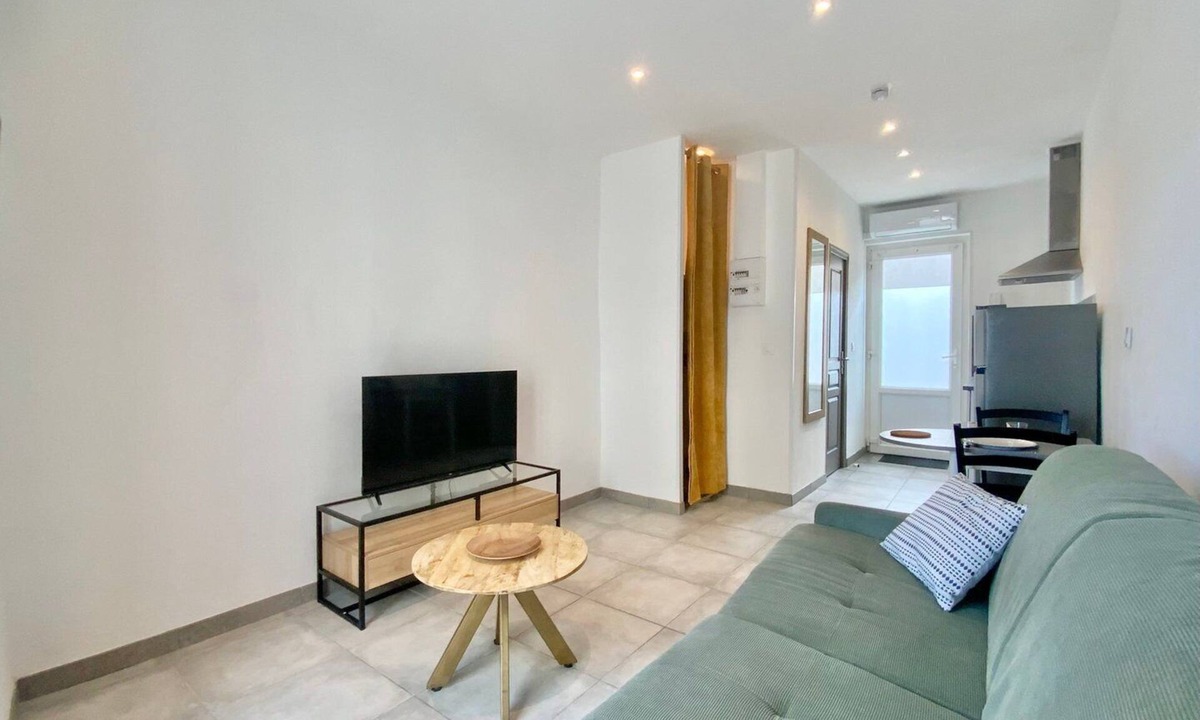 Faubourg Apartment | Le Sully, City Center Studio with A/C