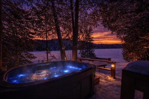 Sainte-Lucie-des-Laurentides House | Le Toujours Heureux avec SPA, waterfront, and dock