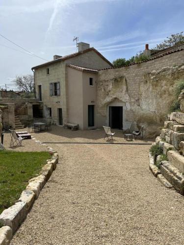 Beaumont House | Le troglo du chateau