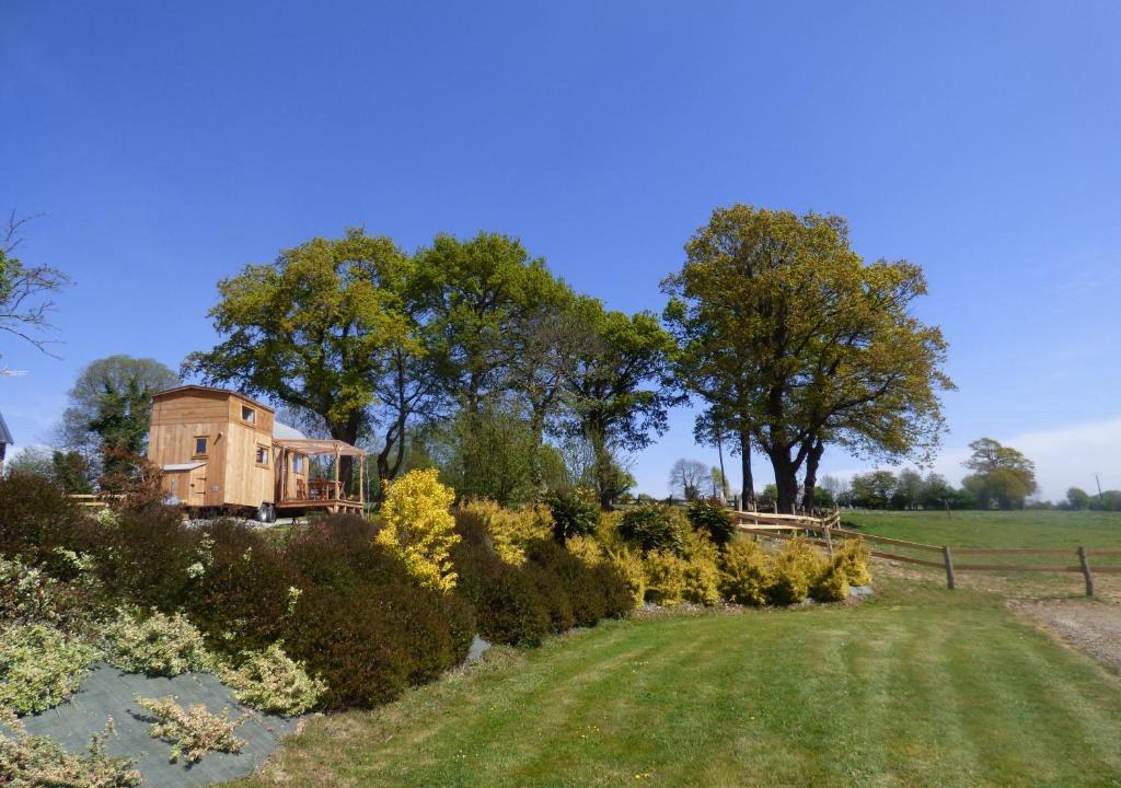 Saint-Hilaire-du-Maine Bed & Breakfast | le Vallon des 5 Roses