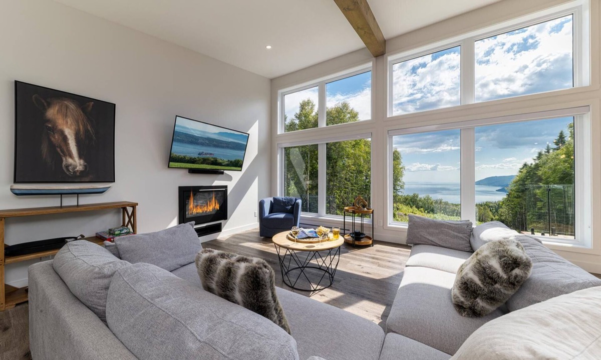 Baie-St-Paul Cottage | Le Versant Sud 7: Hot Tub, Sauna with River Views