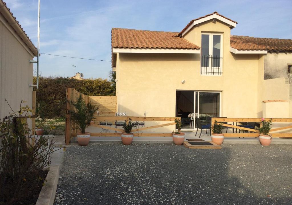 Neulles House | Le village